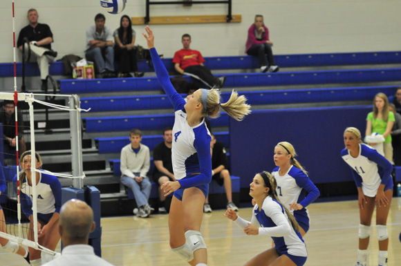 Sophomore Andrea Beaty teams up with high school foes Emma Goldschmidt and Carly Schumacher here at SLU.  Shah (Yuqing Xia) / Photo Editor