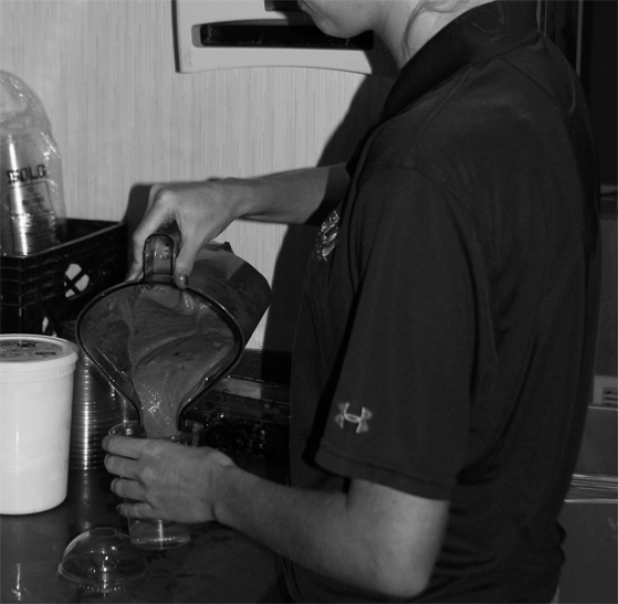 A student worker pouring a scrumptuous straweberries ‘n banana smoothie at the Simon Recreation Center at Saint Louis University on Wednesday, Sept. 26.