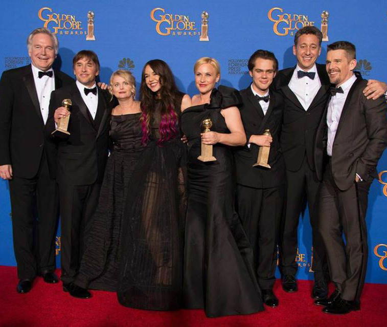 Ellar+Coltraine%2C+Patricia+Arquette+and+other+cast+members+of+the+movie+%E2%80%9CBoyhood%E2%80%9D+celebrate+their+win.+Courtesy+of+the+%E2%80%9CGolden+Globes%E2%80%9D+Facebook+page.