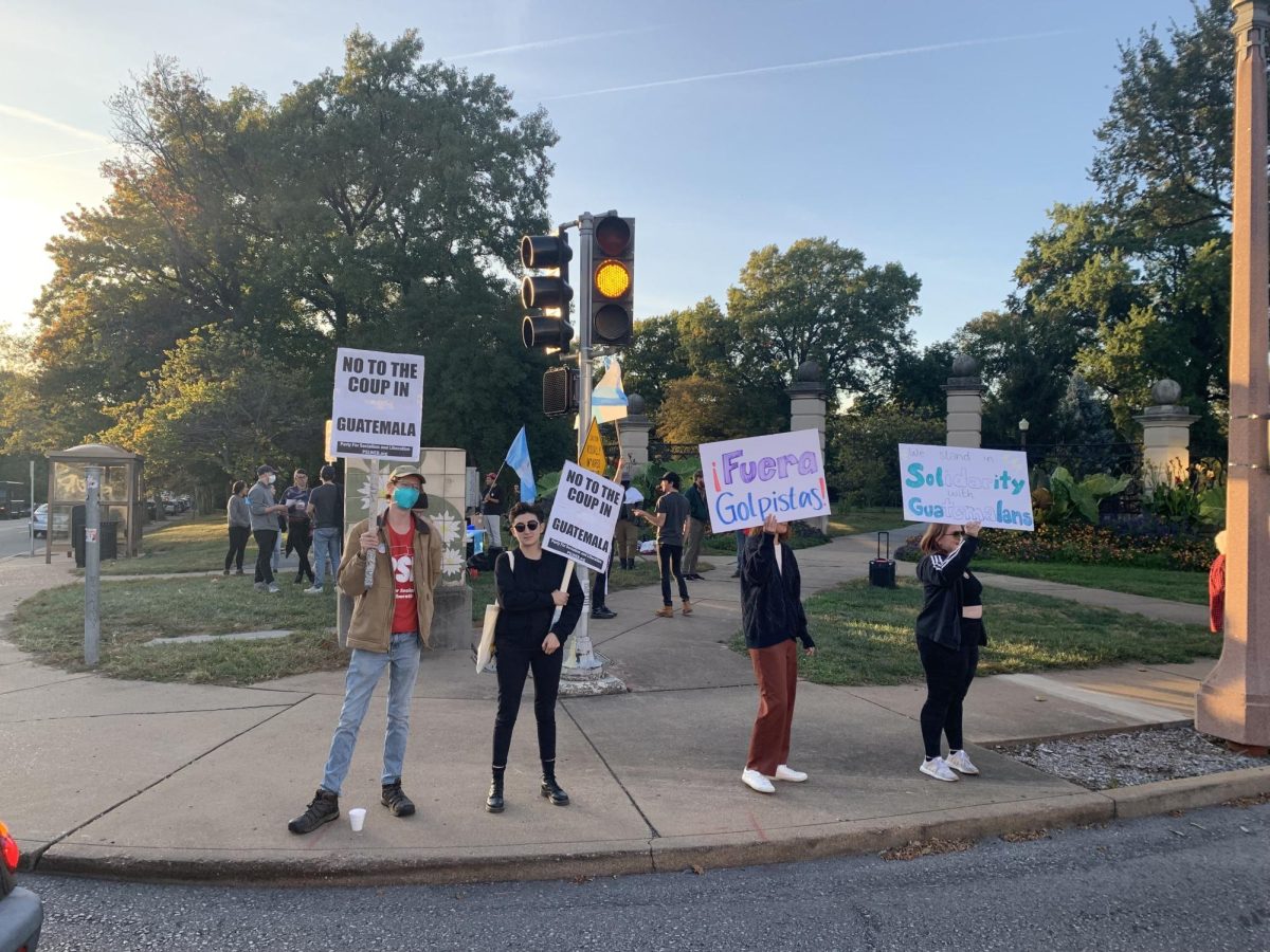 A group of protesters gather in Tower Grove Park on Oct. 17 in support of Guatemalan democracy. (Charlie Preiss / The University News)
