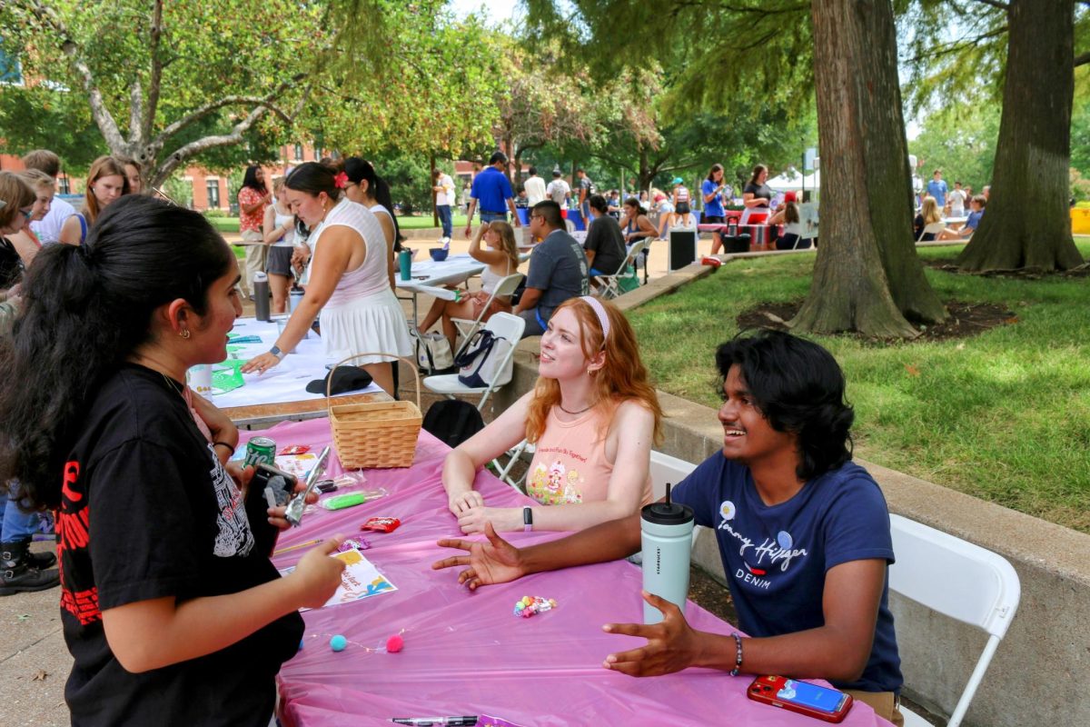 New club, Making Dark Days Brighter, talks to interested students about its initiative to promote health and wellness projects for artists. 